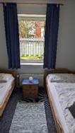 Ein Bild, das Im Haus, Wand, Bettw�sche, Vorhang enth�lt.

KI-generierte Inhalte k�nnen fehlerhaft sein.